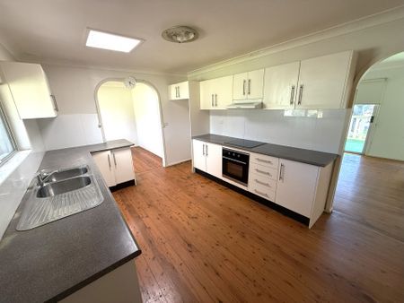 Quaint Three Bedroom Home! - Photo 4