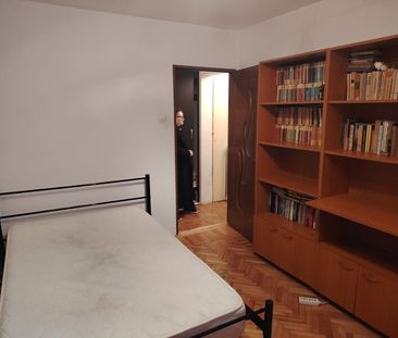 Petre Ispirescu aproape de Mihail Sebastian camera bloc fara propri... - Fotografie 4