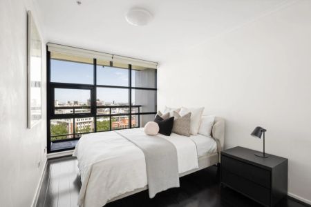 Inner-City Sub-Penthouse with Sweeping District Views - Photo 3
