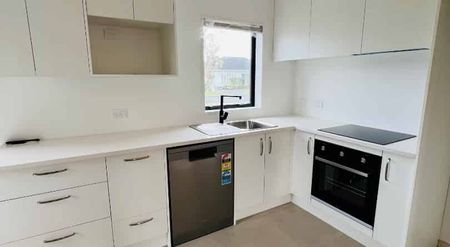 Spacious and Charming 3-Bedroom House for Rent - Photo 3