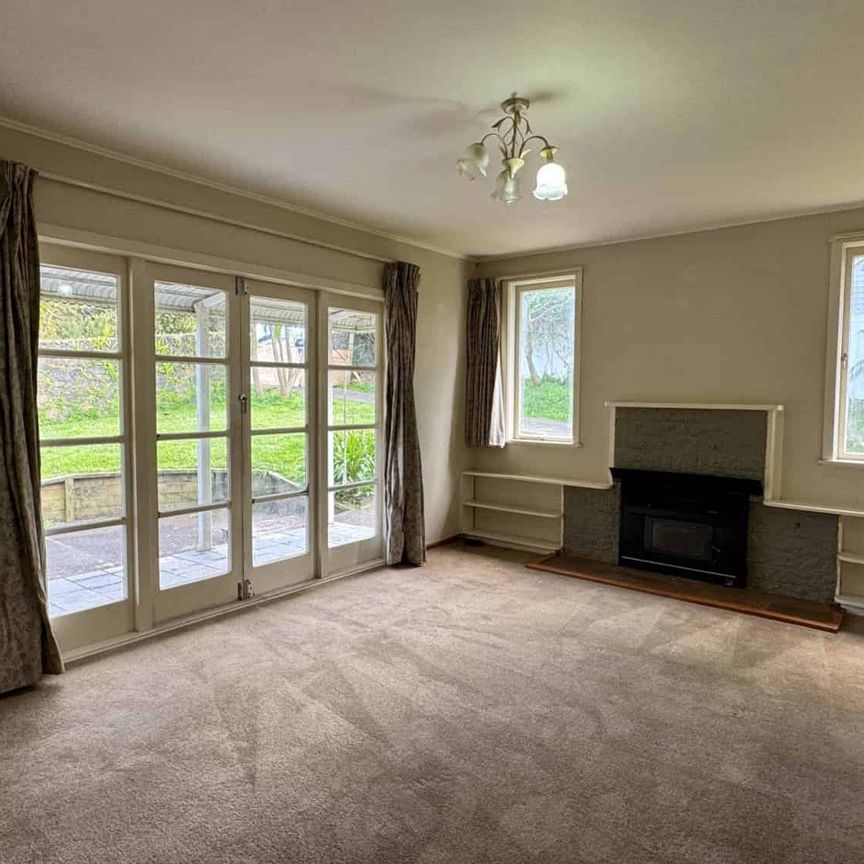 LARGE FAMILY HOME WITH SEPARATE RUMPUS - Photo 1