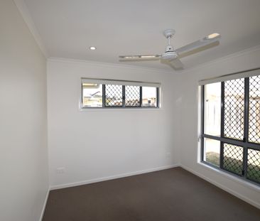 AS GOOD AS IT LOOKS! DELIGHTFUL, FULLY AIR CONDITIONED, DUPLEX HOME - Photo 5