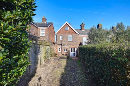 4 Bed House - End Terrace - Photo 5