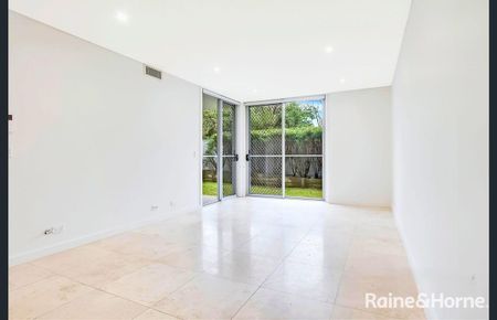 GROUND FLOOR APARTMENT WITH ENORMOUS HOUSELIKE COURTYARD! - Photo 2