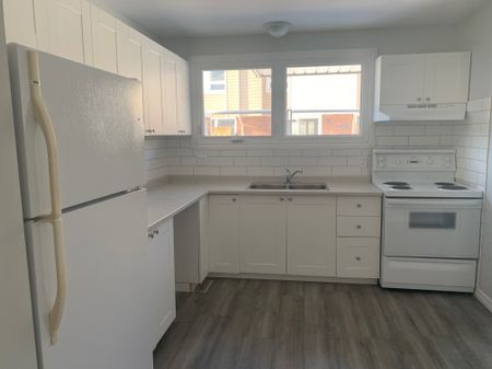 3 Bedrooms - Photo 2