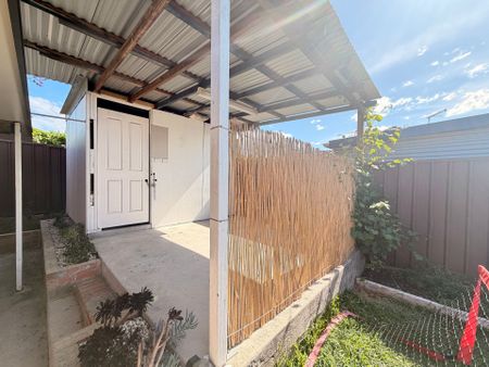 Two Bedroom Furnished Granny Flat - Water, Electricity & internet included - Photo 5