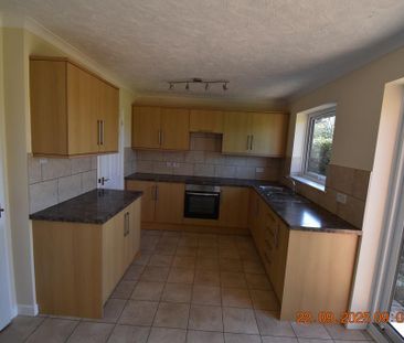 3 bedroom detached bungalow to rent - Photo 5