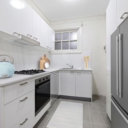 Charming Renovated Art Deco Style Apartment in the heart of Potts Point. - Photo 3