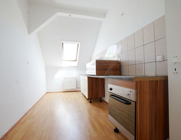 Helle Dachgeschoss-Wohnung mit großem Tageslichtbad - Photo 1
