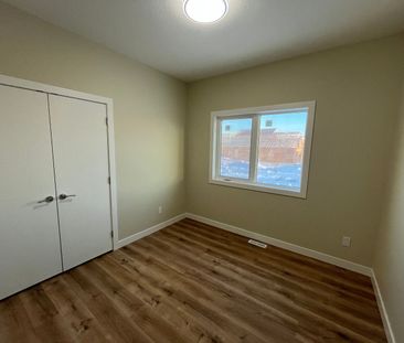 3 Bedroom Upper Unit in Kensington - Photo 4