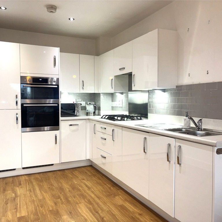 1 bed Upper Floor Flat for rent - Photo 1