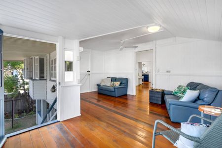 CITY FRINGE SEMI-FURNISHED HOME - Photo 3