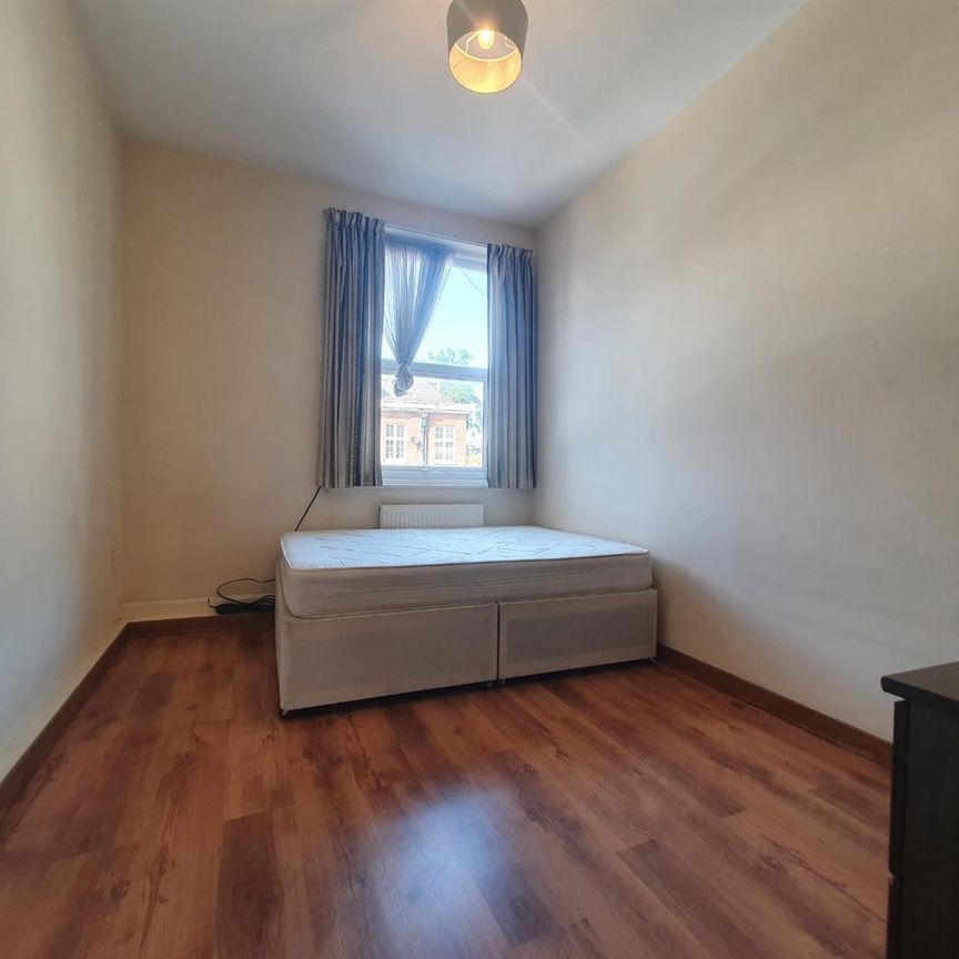 Red Lion Square, Wandsworth High Street, London SW18 - Photo 1