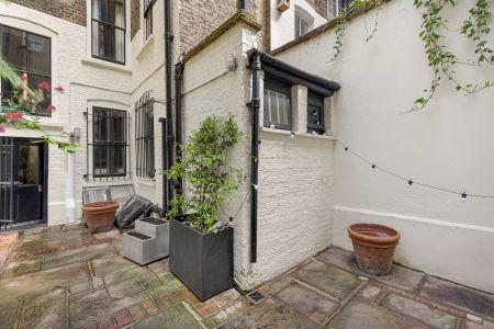 Beautiful apartment in exclusive serviced residence in central London - Photo 3