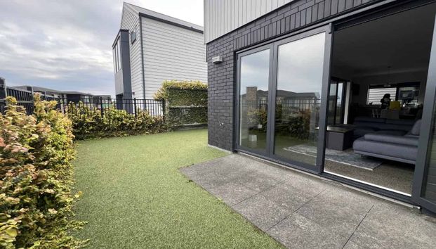 Stylish 3-Bedroom Home in East Tamaki Heights - Photo 1