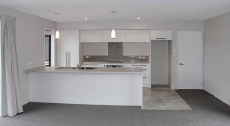 Lovely Spacious family home - Photo 2