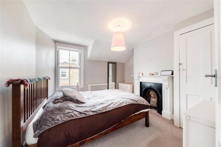 4 bedroom house in London - Photo 3