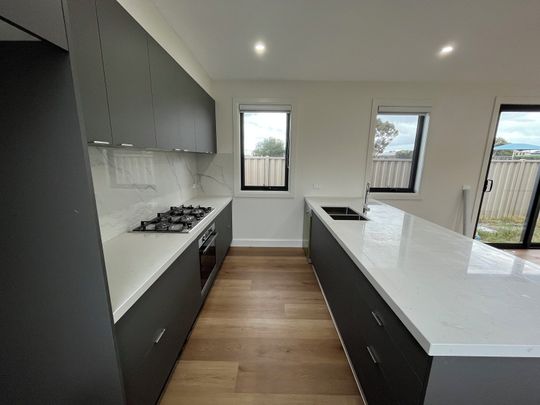 Stylish & Spacious 4-Bedroom Townhouse in Prime Location - Photo 1
