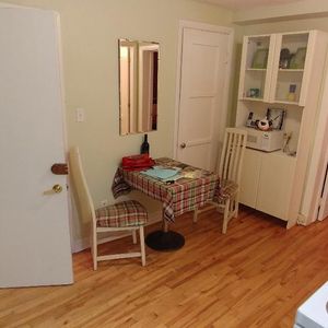 LIBRE IMMÉDIATEMENT - Grand 21/2 meublé, équipe, tout inclus, Métro Papineau - Photo 2