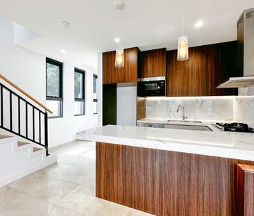 Stunning 3-storey home with Roof Terrace - Photo 2