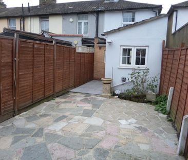 2 bedroom end of terrace house to rent - Photo 6