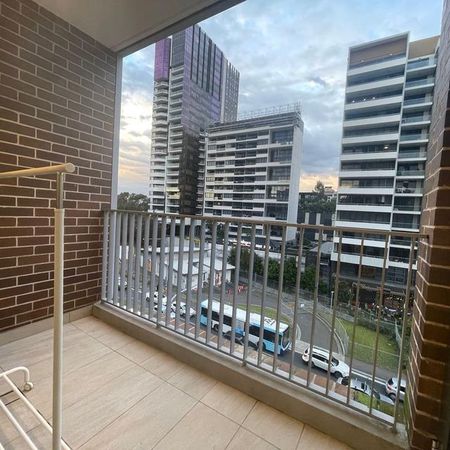 Modern Fully Furnished 1-Bedroom Plus Study Apartment in the Heart of Waterloo - Photo 4