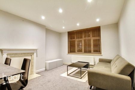 3 bedroom flat to rent - Photo 2