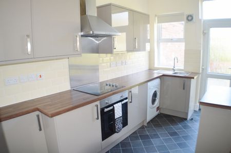 4 Bed Semi-Detached House, Beeston Road, NG7 - Photo 3