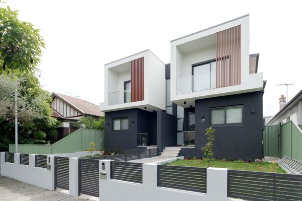 Near New 5 bedroom Luxury Duplex with Granny flat - Photo 1