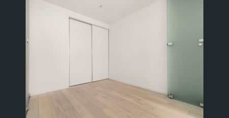 Generous one bedroom apartment close to train and shops - Photo 4