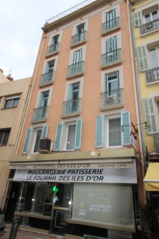 HYERES - HYPER-CENTRE - T3 traversant de 69.28 m² - Photo 2