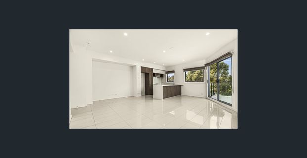 Light filled corner apartment with sweeping golf course views - Photo 1