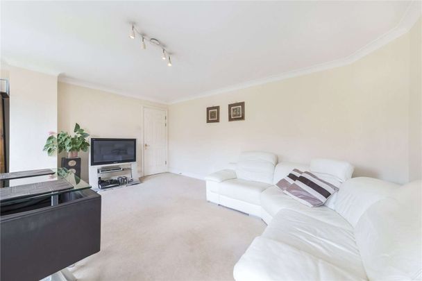 Beautifully presented and spacious 1 bedroom apartment of almost 600 sq ft. Discreetly located in central Westminster. Garaged parking available by separate negotiation. - Photo 1