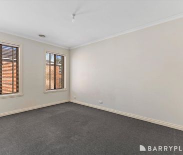 EXECUTIVE LIVING IN LILYDALE! - Photo 1