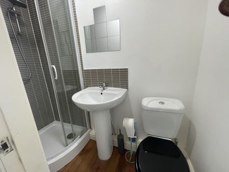 1 bedroom in a house share to rent - Photo 5