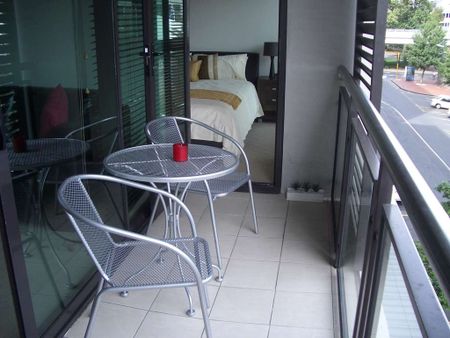 Cosy Viaduct Apartment with Carpark - Photo 3
