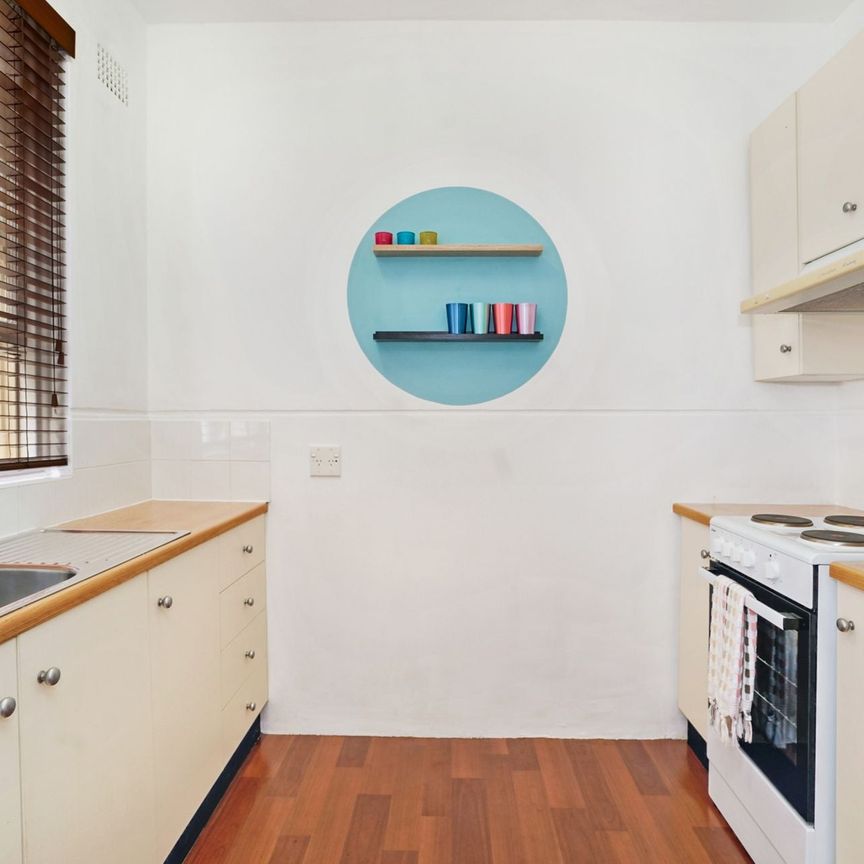 Spacious Studio Apartment in Prime Location - Photo 1