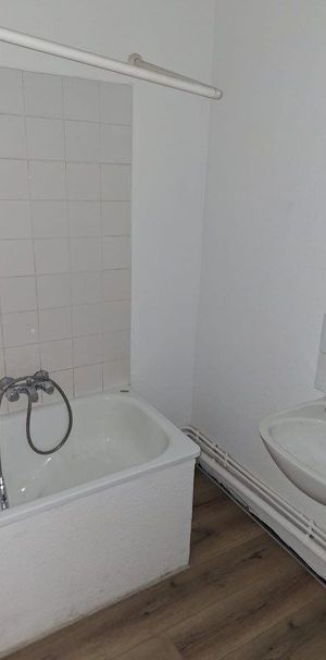 Appartement 1 pièces 29m2 MARSEILLE 1ER 373 euros - Photo 1