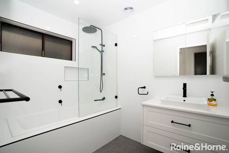 SPACIOUS & UPDATED FAMILY HOME IN PRIME CENTRAL LOCATION - Photo 5