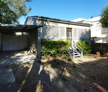 Charming Greenslopes Cottage — Cute, Cozy & Convenient - Photo 3