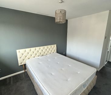 £1,300 PCM, Two Bedroom House with Off-Road Parking and Enclosed Ga... - Photo 3
