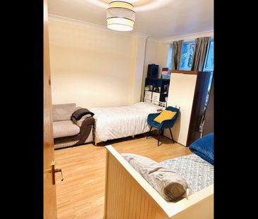 Room in a Shared House, Valley Road, SW16 - Photo 3