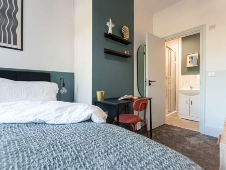 ⭐ New Rooms | Fast Move-In | 🅰️➕ Location Room 3 - Photo 2