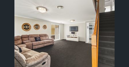 SPACIOUS FAMILY HOME WITH FLEXIBLE FLOORPLAN - Photo 3