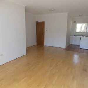 Light-Filled Apartment in a Prime Randwick Location - Photo 2