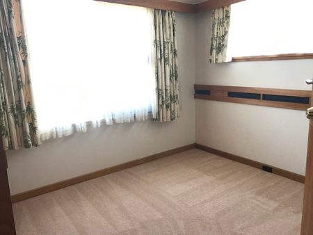 LARGE 2 STORY, 6 BRM FAMILY HOME! - Photo 4