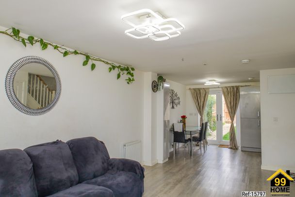 3 bed Semi-detached in Over court Gardens , Patchway, Bristol, BS34 5UW - Photo 1