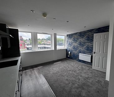 NEWLY REFURBISHED 1 BED APARTMENT - LEEDS - Photo 1