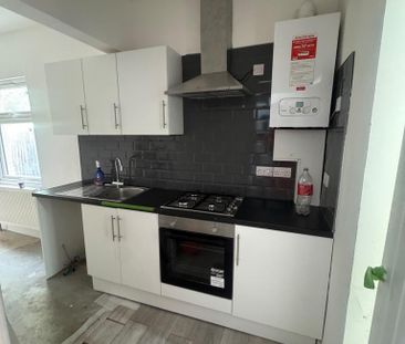 3 bedroom flat to rent - Photo 2