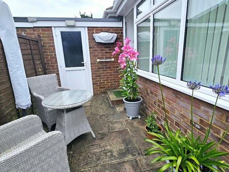 Tidebrook Gardens, Eastbourne - Two-Bedroom Detached Bungalow - Photo 5